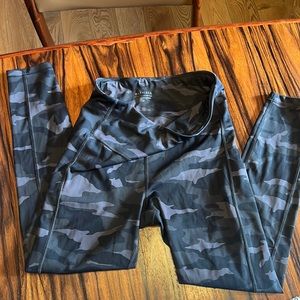 Athleta ultimate camo 7/8 yoga pant running tights size Small